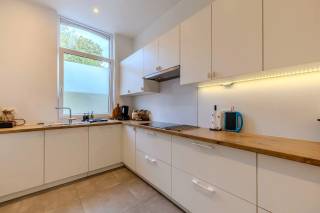 Ontdek deze recent gerenoveerde woning, gelegen op een aangename locatie te Lier.<br />De woning combineert een hedendaagse afwerking met een praktische indeling en beschikt over maar liefst drie slaapkamers, een West-georiënteerde tuin én een ruim dakterras.<br /><br />Bij het betreden van de woning komen we binnen in de inkomhal, die toegang biedt tot de leefruimte. Dankzij de recente renovatie geniet de woning van een frisse en eigentijdse uitstraling.<br /><br />Op de eerste verdieping bevinden zich twee slaapkamers en de stijlvol afgewerkte badkamer. Deze is volledig uitgerust met een ruime inloopdouche, ligbad en dubbele lavabo met verlichte spiegel.<br /><br />De tweede verdieping beschikt over de derde slaapkamer. Op deze verdieping heeft u toegang tot het ruime dakterras van maar liefst 23 m², een heerlijke plek om van de avondzon te genieten.<br /><br />Dankzij het ruimte terras en de stadstuin biedt deze woning je veel buitenruimte om na een lange dag tot rust te komen.<br /><br />Tot slot scoort deze woning op energetisch en technisch vlak goed: de woning beschikt over een gunstige EPC-score en de elektrische installatie is conform.<br /><br /> Pluspunten: <br /> <br /> Recent gerenoveerd <br /> 3 slaapkamers <br /> Stijlvolle badkamer met ligbad & inloopdouche <br /> West georiënteerde tuin <br /> Ruim dakterras van 23 m² <br /> Gunstige EPC-score B <br /> Elektriciteit conform <br /> Centrale ligging te Lier <br /> <br /><br />Kortom, een instapklare en recent gerenoveerde woning die comfortabel wonen combineert met twee aangename buitenruimtes.<br />Heeft u interesse in deze woning en wenst u graag een bezoek ter plaatse in te plannen? Aarzel niet om ons te contacteren via 03 337 50 70 of info@vbvastgoed.be .