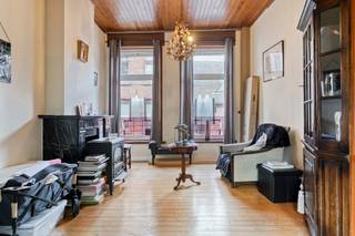 Deze ruime, charmante stadswoning is schitterend gelegen vlakbij het Simon Stevinplein en bevindt zich dus op wandelafstand van grootwarenhuizen, restaurants, het station, 't zand, enz... <br /><br />De woning is op vandaag instapklaar met een gunstig epc, conforme elektriciteit en een asbestveilig attest.<br /><br />Indeling als volgt; <br />-Ruime kelder in gebruik als wasberging en keuken<br />-Living en eethoek, koer<br />1ste verdieping: Berging, slaapkamer met badkamer en toilet<br />2de verdieping: Slaapkamer met badkamer en toilet<br />3de verdieping: Verder af te werken slaapkamer met badkamer<br /><br />Verdieping 1 is vergund als b&amp;b kamer en beschikt over een mooi, aantoonbaar inkomen. <br /><br />Kortom een charmante stadswoning centraal in Brugge met vergunde gastenkamer!<br /><br />Contacteer Nathan voor een bezoek of meer informatie:<br />0471 49 45 39<br />nathan.peellaert@albert.immo