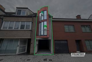 Dit appartement te Zedelgem is gelegen in een rustige buurt, met winkels, scholen en openbaar vervoer in de nabije omgeving. Ook de omliggende steden zijn vlot bereikbaar.<br /><br />Het appartement is verdeeld over drie verdiepingen:<br /><br />Op de eerste verdieping bevinden zich de leefruimte en de open keuken, die samen een aangename woonruimte vormen.<br /><br />De tweede verdieping beschikt over een slaapkamer, een badkamer met dubbele wastafel en ligbad met douchewand, en een apart toilet.<br /><br />Op de derde verdieping bevindt zich de tweede slaapkamer.<br /><br />Het appartement is onmiddellijk beschikbaar!<br /><br />