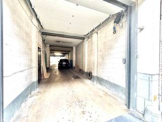 Magazijn met mooie vrije hoogte te huur op centrale locatie te stad Kortrijk; Uitstekende verbindingen naar de autostrade; Inrit via...