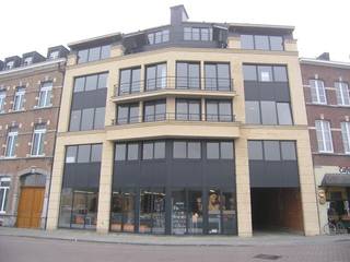 Overdekte autostaanplaats gelegen in residentie Waterloo II. De autostaanplaatsen zijn afgesloten met sectionaal poort. De residentie is...