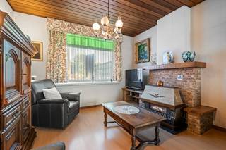 Bent u op zoek naar een woning met karakter die u volledig naar eigen smaak kunt renoveren? Dan is deze charmante woning precies wat u zoekt!Gelegen...