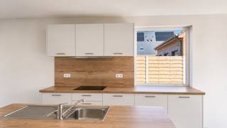 Deze halfopen nieuwbouwwoning bevindt zich op een rustige en vlot bereikbare locatie in Wijnendale, op korte fietsafstand van het centrum van Torhout. Winkels, scholen, openbaar vervoer en belangrijke invalswegen bevinden zich in de onmiddellijke omgeving.<br /><br />De woning beschikt over een lichtrijke open leefruimte, drie ruime slaapkamers en een moderne badkamer met douche. Dankzij de halfopen bebouwing geniet u bovendien van veel natuurlijke lichtinval en extra privacy.<br /><br />Ook op energetisch vlak scoort deze woning uitstekend. Met een E-peil van 10, een EPC-label A, zonnepanelen en een warmtepomp geniet u van een uiterst energiezuinige woning met een lage energiefactuur.<br /><br />Buiten beschikt de woning over een aangelegde tuin van ongeveer 150 m² waar u in alle rust kan genieten.<br /><br />Troeven:<br />• Huurprijs van €1.250/maand<br />• E-peil 10 – EPC-label A<br />• Warmtepomp en zonnepanelen<br />• Halfopen bebouwing<br />• 3 Volwaardige slaapkamers<br />• Open en lichtrijke leefruimte<br />• Moderne badkamer met douche<br />• Aangelegde tuin van ca. 150 m²<br />• Vlotte verbinding naar E403, R34 en N32<br />• Nabij winkels, scholen en centrum Torhout<br /><br />Bezoek aanvragen?<br />Een bezoekmoment aanvragen kan eenvoudig via onze website. Ga naar het betreffende pand en klik op **'Bezoek aanvragen'**. Na het invullen van uw huurprofiel nemen wij zo snel mogelijk contact met u op.<br /><br />Voor meer informatie, contacteer Eva via eva@vicusvastgoed.be.