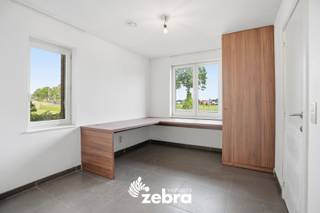 Deze verzorgde woning is gelegen in een vlot bereikbare en rustige omgeving, dichtbij winkels, scholen en openbaar vervoer.<br /><br />Bij het binnenkomen betreedt u de inkomhal met gastentoilet. Verder beschikt de woning over een lichtrijke woonkamer met geïntegreerde bureauruimte, ideaal voor thuiswerk, aansluitend vindt u de open en volledig uitgeruste keuken voorzien van alle toestellen en een gezellige eetruimte. Via het schuifraam heeft u rechtstreeks toegang tot de gezellige tuin, waardoor u optimaal geniet van het contact tussen binnen en buiten. Achteraan de woning bevinden zich nog een praktische berging of wasruimte en een extra bergruimte. Daarnaast beschikt de woning ook over een kelder, ideaal als bijkomende opslagruimte.<br /><br />Op de eerste verdieping bevinden zich twee volwaardige slaapkamers en een ruime badkamer uitgerust met een dubbele lavabo, douchecabine, ligbad en toilet. Via de vaste trap bereikt u de tweede verdieping waar de ruime ingerichte zolder momenteel dienst doet als derde slaapkamer.<br /><br />De woning beschikt bovendien over een conforme elektrische keuring en een EPC-label C.<br /><br /><strong>Ook wild geworden van deze thuis?<br />Twijfel niet langer en leg vandaag nog uw bezoek vast!</strong>