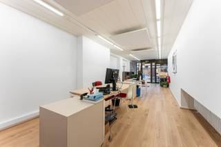 Dit handelspand van 104 m2 is gelegen in het centrum van Izegem.Indeling handelsgedeelte:. Grote vitrine. Open bureauruimte. Vergaderzaal. Afgesloten...