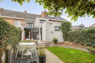 Deze ruime woning in Hasselt biedt 248m2 bewoonbare oppervlakte en is ideaal voor wie comfortabel wil wonen én werken. Bij binnenkomst is er...