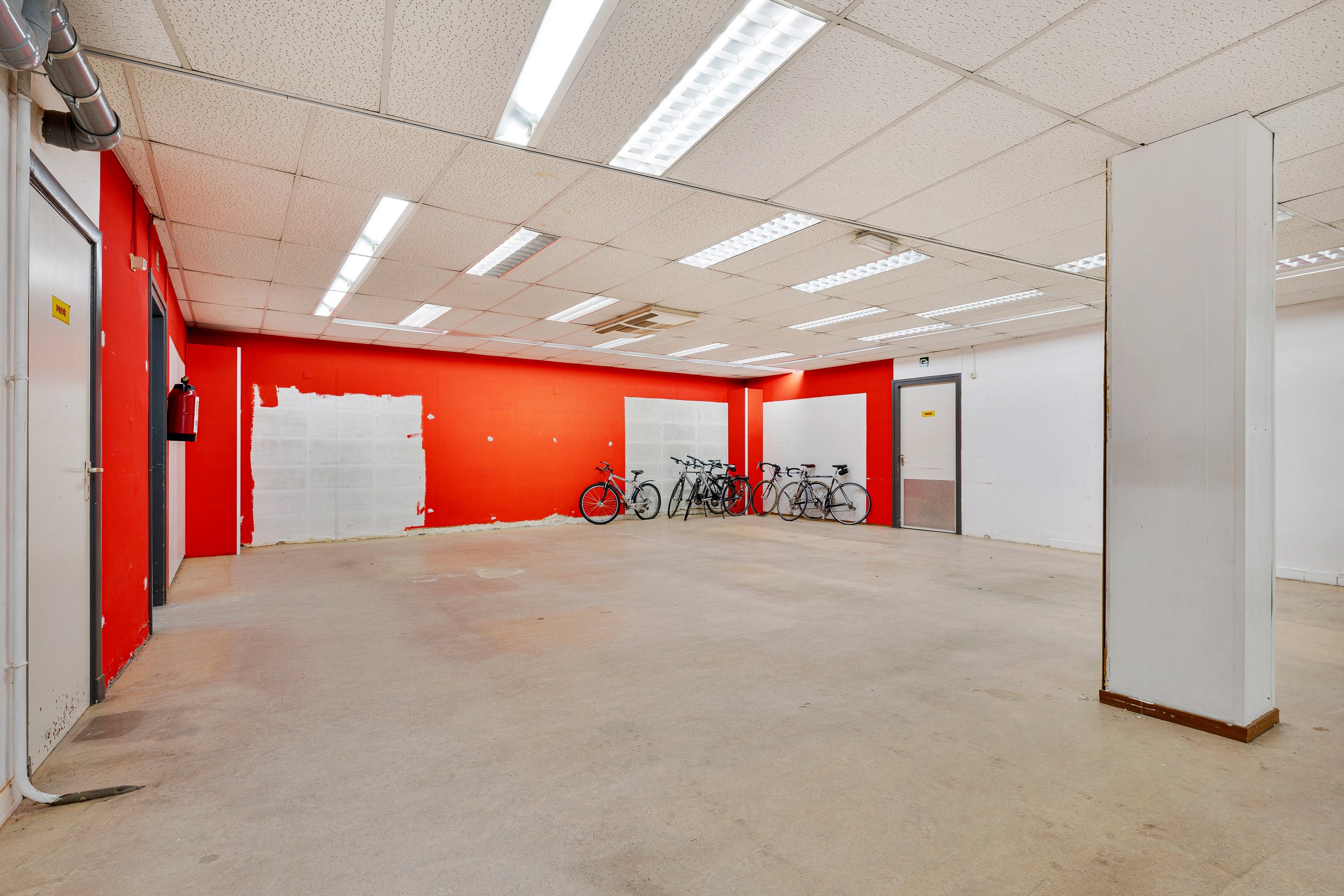 Grand local commercial avec entrepôt, environ 300m² à Lommel - photo 5