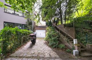 UCCLE, vlakbij het Observatorium, in een rustige eenrichtingsstraat, omgeven door groen, zeer gewilde locatie! Zeer mooi architecturaal project...
