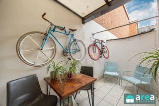 <p><span>Deze charmante en instapklare woning bevindt zich in een rustige straat vlakbij het centrum van Deurne. Het betreft een eengezinswoning met 2 slaapkamers en een koer. De woning is gemakkelijk bereikbaar via het openbaar vervoer. In de nabije omgeving vindt u verschillende winkels, verscheidene scholen alsook dokters. Het Rivierenhof is op wandelafstand gelegen.</span></p><p><span> </span></p><p><span>Grootste troeven:</span></p><p><span>-Centrale locatie</span></p><p><span>-Gunstig EPC (C)!</span></p><p><span>-Geïsoleerd dak + dubbel glas</span></p><p><span>-Conforme elektrische keuring</span></p><p><span>-Verschillende mogelijkheden</span></p><p><span>-Mogelijkheid bijbouwen extra verdieping</span></p><p><span> </span></p><p><span>Indeling:</span></p><p><span>-Kelder: ruime staankelder (15m²), ideaal voor stockage</span></p><p><span>-GLVL: Inkomhal met aansluitend de ruime en lichte living (30m²) die naadloos doorloopt in de geinstalleerde keuken (8m²). Vanuit de keuken is er doorgang naar de gezellige noordwesterichte stadskoer (10m²).</span></p><p><span>-V1: Langs voorzijde treffen we de 1</span><span><sup>ste</sup></span><span> volwaardige slaapkamer (17m²). via de nachthal en tussenkamer (thans in gebruik als dressing) komen we in de 2</span><span><sup>de</sup></span><span> slaapkamer (9m²). Achteraan bevindt zich de vernieuwde badkamer (6m²) met inloopdouche en WC.</span></p><p><span> </span></p><p><span>Voor meer informatie kan u terecht bij Area Partners: INFO@area.be of 03/284.60.60</span></p>