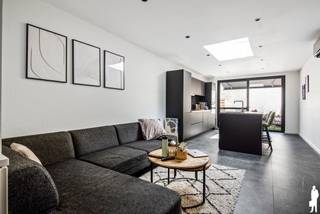 <strong>Instapklare woning pal in het centrum van Duffel</strong><br /><br /><strong>Algemeen:</strong><br />- Gerenoveerde energiezuinige woning met EPC B<br />- Volledig geïnstalleerde KVIK keuken met ontbijthoek<br />- Grote leefruimte met zithoek en open keuken <br />- Bureauruimte<br />- 2 ruime slaapkamers <br />- Grote badkamer met inloopdouche<br />- Onderhoudsvriendelijke tuin met automatische zonneluifel<br />- Optimale lichtinval dankzij raampartij en lichtstraat<br />- Beschikbaarheid: april 2027<br /><br /><strong>Onmiddellijke omgeving:</strong><br />- Scholen, parken, winkels en openbaar vervoer op fiets- en wandelafstand<br />- Zeer vlotte bereikbaarheid naar Antwerpen en Brussel (E19 en trein)<br /><br /><strong>Bijzondere kenmerken:</strong><br />- Kwalitatieve totaalrenovatie 2021<br />- Verwarming via DAIKIN airco toestellen<br />- Kelder aanwezig<br />- Ramen dubbele beglazing met automatische rolluiken<br />- 12 cm dakisolatie<br />- Vloerisolatie op GLVL en tussenverdiepingen<br /><br /><strong>Indeling:</strong><br /><span>Gelijkvloerse verdieping (ca. 60 m²)</span><br />- Inkomhal met apart gastentoilet<br />- Bureau vooraan<br />- Aparte berging/wasplaats<br />- Leefruimte met zithoek<br />- Volledig geïnstalleerde keuken (Zanussi toestellen) met veel werkruimte<br />- Onderhoudsvriendelijke tuin met voldoende privacy<br /><br /><span>Eerste verdieping (ca. 30 m²)</span><br />- Nachthal <br />- Ruime slaapkamer (ca. 12 m²)<br />- Badkamer met inloopdouche + 2 wastafels en toilet <br /><br /><span>Tweede verdieping (ca. 25 m²)</span><br />- Master bedroom (ca. 20 m²)<br /><br />Voor meer informatie kan u terecht op www.deboerenpartners.be.
