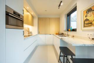 <strong>!ENKEL VOOR INVESTEERDERS! Hoogwaardig afgewerkt dakappartement met autostaanplaats en kelderberging gelegen in een rustige groene omgeving nabij het centrum van Turnhout! Wordt verkocht met een levenslang huurcontract. EPC label A, elektriciteit conform en asbestvrij! <br /><br />Ligging: </strong>gelegen in een rustige en groene omgeving in een modern woonproject aan het water op wandelafstand van de jachthaven, winkels, het kanaal en verschillende natuurgebieden. Dankzij de nieuwe fietsbrug bent u in een mum van tijd in het centrum van Turnhout. <strong><br /><br />Indeling: </strong>inkomhal - gastentoilet - berging - leefruimte met open keuken - slaapkamer 1 - slaapkamer 2 met dressing - badkamer- berging - zuidgericht terras - ondergrondse autostaanplaats - kelderberging. <strong><br /><br />Omschrijving: </strong>de inkomhal is voorzien van een apart gastentoilet en een ruime berging met ingemaakte kasten. De lichtrijke leefruimte geniet veel zon, maar kan in de zomer met gemak koel gehouden worden dankzij de airco, voorziene screens en de elektrische luifel op het terras. De leefruimte sluit naadloos aan op de open keuken, voorzien van een inductiekookplaat met dampkap, vaatwasser, koelkast, combi-oven, spoelbak en verder veel opbergruimte. Buiten de keuken en de badkamer is het ganse appartement voorzien van een parketvloer.<br /><br />Oorspronkelijk was het appartement uitgerust met drie slaapkamers, hier werd inmiddels van eentje een dressing gemaakt, maar deze zou zonder al te veel moeite terug omgetoverd kunnen worden in een derde slaapkamer. Daarnaast hebben we ook nog de badkamer waar we een ruime inloopdouche en een lavabomeubel met dubbele spoelbak hebben. <br /><br />Het appartement wordt door de huidige eigenaars (64 en 75 jaar) verkocht met een levenslang huurcontract voor zichzelf. U bent er dus zeker van dat er goed zorg gedragen wordt voor de eigendom, alsook betalen zij €1.500 per maand en bent u bovendien ten alle tijden zeker van uw huurinkomsten en geniet daarbovenop een fijn rendement! <br /><strong><br />Bijzondere informatieplicht: </strong>omgevingsvergunning stedenbouwkundige handelingen uitgereikt, deels artikel 0.1 grenslijn regionaalstedelijk gebied Turnhout, deels artikel 8.1 Strategisch woonproject Bruyne Strijd en deels artikel 8.7 gemeenschappelijke aspecten voor de gebieden genoemd in artikel 8.1 tot en met 8.6, geen rechterlijke herstelmaatregel of bestuurlijke maatregel opgelegd, geen voorkooprecht ruimtelijke ordening, omgevingsvergunning voor verkavelen van gronden, geen watergevoelig openruimtegebied