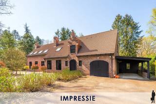 <p><strong>Instapklare villa met binnenzwembad op gegeerde locatie!<br /></strong>Deze <strong>zéér ruime villa</strong> op een perceel van ca. 2.726 m² is voorzien van <strong>4 slaapkamers en 4 badkamers!</strong></p>
<p>Deze villa omvat in totaliteit 3 bouwlagen, waaronder:<br />- Een kelderverdieping <br />- Een gelijkvloerse verdieping met inkomhal, garage/wasplaats, woonkamer, keuken, tuinkamer, tweede leefruimte, binnenzwembad<br />- Een eerste verdieping met<strong> 4 slaapkamers en 3 badkamers<br /></strong>Voorzieningen in de kelder: momenteel ingericht als <strong>gym</strong> met <strong>sauna</strong> en alle technische toestellen (o.a. een hoogrendement CV ketel van 2024)<br />Voorzieningen op de gelijkvloerse verdieping:<br />- <strong>Inkomhal met vestiaire kast</strong>, <strong>gastentoilet en handenwasser</strong><br />- <strong>Gezellige woonkamer</strong> voorzien van <strong>gaskachel</strong><br />- <strong>Zéér ruime eetkeuken </strong>voorzien van alle toestellen (ATAG)<br />- Verwarmde tuinkamer <br />- Via schuifdeur te bereiken<strong> tweede leefruimte</strong> met <strong>open haard</strong><br />- <strong>Binnenzwembad </strong>met douche en toilet<br />- <strong>Garage / wasplaats</strong><br />Voorzieningen op de eerste verdieping, te bereiken via 2 verschillende trappen:<br />- <strong>2 nachthallen</strong><br />- <strong>Masterbedroom</strong> met <strong>badkamer ensuite</strong> voorzien van <strong>bubbelbad, wastafel, douche en ingemaakte kasten</strong><br />- 3 slaapkamers<br />- <strong>Badkamer met wastafel</strong>, <strong>bad, toilet en handdoekdroger</strong><br />- Badkamer met douche en wastafel<br />- <strong>Ruime dressing</strong><br /><strong>Prachtige groene tuin met tuinhuis, carport.<br />Algemeen:<br /></strong>- De woning beschikt over een laadpaal<br />- Het dak is vorig jaar gereinigd en geïmpregneerd<br />- Watergenius waterontharder en filter van 2023<br />- Energiezuinige radiatoren (2023) in eetkamer, keuken en slaapkamer<br /><br /><strong>Ligging van deze woning:<br /></strong>Dit huis is gelegen in een kindvriendelijke villawijk nabij het centrum van Heide in een zeer <strong>groene omgeving</strong>.<br />Verder geniet u van een vlotte bereikbaarheid en een uitstekende verbinding naar Nederland en het <strong>station </strong>van Kapellen zelf of Heide.<br />Wat betreft de directe omgeving, bevindt u zich:<br />- Op <strong>veilige wandel- en fietsafstand van scholen</strong>.<br />- In de nabijheid van meerdere <strong>natuurgebieden</strong></p>