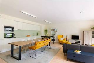 BEN-wonen in een luxueus en ruim 3 slaapkamer gelijkvloers appartement 129m² met zuidgeoriënteerd leefterras. Inkomhal met vestiaire en...