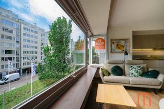 <strong>Toplocatie aan de Leopold II-Laan in Oostende</strong><br /><br />Op een absolute toplocatie aan de prestigieuze <strong>Leopold II-laan</strong> in Oostende bevindt zich dit volledig vernieuwde 2-slaapkamerappartement op de <strong>3de verdieping</strong> van residentie <em>Bolzano</em>. Ideaal voor wie zoekt naar een appartement te koop in Oostende centrum.<br /><br /><strong><u>Lichtrijke Woonkamer met zicht op Casino en Leopoldpark</u></strong><br />De zuidgerichte, ruime woonkamer baadt in het licht en biedt een uniek uitzicht op het <strong>Casino Kursaal</strong> en het <strong>Leopoldpark</strong>. Een zeldzame combinatie van <strong>rust en stadszicht</strong> op wandelafstand van zee en winkels.<br /><br /><strong><u>Volledig vernieuwde open keuken met terras</u></strong><br />De smaakvol vernieuwde <strong>open keuken</strong> sluit perfect aan bij de leefruimte en geeft toegang tot een gezellig <strong>voorterras</strong>. Ideaal voor wie houdt van modern comfort en een functionele indeling.<br /><br /><strong><u>2 Slaapkamers met achterterras – Rustige ligging</u></strong><br />Achteraan bevinden zich twee <strong>ruime, stille slaapkamers</strong>, elk met toegang tot een tweede terras. Hierdoor geniet u zowel vooraan als achteraan van buitenruimte.<br /><br /><strong><u>Moderne badkamer en afzonderlijk toilet</u></strong><br />De badkamer werd recent uitgerust met een <strong>instapdouche</strong> en lavabo. Daarnaast is er een afzonderlijk gastentoilet, wat extra comfort biedt.<br /><strong><u>Extra bergruimte en private kelder</u></strong><br />Het appartement beschikt over opbergmogelijkheden op beide terrassen en een <strong>privatieve kelder</strong>, een groot voordeel voor wie extra plaats zoekt.<br /><br /><strong>Instapklaar appartement – Ideaal als vaste woonst of tweede verblijf</strong><br />Dankzij de recente vernieuwingen, positieve elektrische keuring en centrale ligging is dit appartement perfect als <strong>vaste woonplaats</strong>, <strong>tweede verblijf</strong> aan zee of <strong>investeringspand</strong> in Oostende.<br /><br /><strong><u>Belangrijkste kenmerken</u></strong><br />KI: € 1.046<br />Oppervlakte: 83 m² + terrassen<br />EPC: 262<br />Bouwjaar: 1966 – volledig vernieuwd appartement<br />Positieve elektrische keuring<br />Centrale verwarming op aardgas<br />Mogelijkheid tot overname van de inrichting<br />