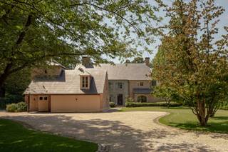 Uitzonderlijke villa op topligging in Schilde. <br /><br />Deze villa is gelegen op één van de meest gegeerde liggingen in Schilde. De oprit start aan het einde van een doodlopende straat. Aan de andere kant wandel je rechtstreeks het park Hof Ter Linden in. Verder is er ook geen inkijk in de prachtig volgroeide tuin, wat uitzonderlijk veel privacy biedt. <br /><br />Je betreedt de villa via een mooie ruime inkomhal. Deze heeft een ruime vestiaire, een toilet, toegang tot de wijnkelder, toegang tot de zijingang & garage, toegang tot de ruime living en toegang tot de keuken. Vanuit de living heb je prachtige zichten op de tuin met vijver. Er is een gashaard, een aparte super gezellige tv kamer en een open eetkamer. De ruime keuken ligt naast de eetkamer. <br /><br />Deze is volledig voorzien met twee gaggenau ovens, een groot gasvuur, twee afwasmachines en een cookerkraan. In de open leefkeuken is ook de eerste bureauruimte, ook te gebruiken als speelhoek of gezellige eethoek. <br /><br />Naast de keuken is de bijkeuken en wasplaats. Van daaruit betreden we de zijingang en eerste dubbele garage.<br /><br />Via nog een aparte ingang kan je de sauna betreden en een volledig apart te betreden bureauruimte. Verder nog 2extra inpandige garages met elektrische poorten. <br /><br />Op de eerste verdieping bevinden zich 4 zeer ruime slaapkamers, 3 badkamers, 2 aparte toiletten, een bagagekast, die allen uitkomen op een ruime overloop. De master bedroom heeft een mooie dressing met ingemaakte kasten en de kamers hebben allen ingemaakte kasten. <br /><br />Op de tweede verdieping zijn nog 3 ruime kamers, 1 badkamer en 1 toilet. <br /><br />De tuin is uitzonderlijk mooi volwassen. Het huis en de tuin zijn in perfecte staat. In de tuin ligt een prachtig zwembad met mozaïektegels. Volledig voorzien van alle comfort. Er is een super gezellig overdekt terras met warmers. Het domein is volledig goed afgesloten.<br /><br />Verder is een mooie wijnkelder.<br /><br /><br /><br /><br /><br />