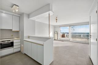 <p><span>Goed onderhouden dakappartement met grote terrassen en een fenomenaal zicht op de jachthaven van Blankenberge. </span></p><p><span>De leefruimte typeert zich door de grote glaspartijen en de makkelijk te onderhouden tegelvloer. </span></p><p><span>De open keuken staat in directe verbinding met de eetplaats en het ruim zuidgericht terras (26m</span><span><sup>2</sup></span><span>) waar het heerlijk vertoeven is. U geniet hier van zicht op de Polders en vergezichten tot in Brugge. </span></p><p><span>In de geriefelijke keuken kan u gebruik maken van de kwalitatieve Miele-keukentoestellen, groot werkblad en de talrijke keukenkasten.</span></p><p><span>De slaapkamer, badkamer en het tweede terras (11m</span><span><sup>2</sup></span><span>) bevinden zich achteraan. </span></p><p><span>De volledig betegelde badkamer is afgewerkt met een douche, praktisch lavabomeubel, toilet, handdoekdroger en aansluiting voor de wasmachine. </span></p><p><span>Het appartement  beschikt over een blanco elektrische keuring en elektrisch te bedienen rolluiken en zonneluifel.</span></p><p><span>Individuele verwarming op gas.</span></p><p><span>In de standingvolle residentie Transat worden de appartementen voornamelijk gebruikt door de eigenaars zelf, is de brandtrap volledig vernieuwd, het dak geïsoleerd en komt de lift tot op de tiende verdieping. </span></p><p><span>De residentie is bovendien rolstoeltoegankelijk. </span></p><p><span>Het winkel-wandelgebied, de zeedijk en Grote Markt en een tramhalte bevinden zich op wandelafstand. </span></p>