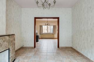 <p>immo DAVID stelt voor: te moderniseren, charmante tweegevelwoning voor met verrassend veel ruimte en potentieel<br /><br />Op het gelijkvloers vindt u een gezellige leefruimte, een gesloten keuken, een apart toilet en een veranda die uitkijkt op de tuin. De woning beschikt ook over een handige kelder. Op de eerste verdieping bevinden zich twee volwaardige slaapkamers van elk 13 m², een compacte bureauruimte en een douchekamer.</p>
<p>Via een vaste trap bereikt u de zolderverdieping, waar nog twee bijkomende slaapkamers zijn ingericht van telkens 11 m². De woning is solide gebouwd met betonnen gewelven, ook tussen de verdiepingen, wat zorgt voor extra stabiliteit en geluidsisolatie.</p>
<p>De voorgevel is voorzien van PVC-ramen met dubbele beglazing en een degelijke voordeur.</p>
<p>Met een EPC-label D is deze woning energie-efficiënter dan veel vergelijkbare panden in renovatiestaat.</p>
<p>De ligging is een absolute troef: op wandelafstand van winkels zoals Delhaize en Aldi, dichtbij scholen, openbaar vervoer, het ziekenhuis, het centrum, horeca,fietssnelweg én met een vlotte verbinding naar de Ring en Brussel.</p>
<p>Een woning met veel mogelijkheden op een toplocatie – contacteer immo DAVID voor een bezoek!</p>