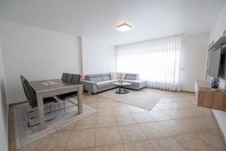 Goed onderhouden, gezellig appartement in het centrum van Zulte met zicht op het Gaston Martensplein.Praktische indeling: inkom met toilet,...
