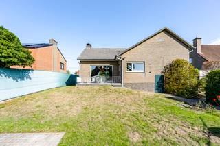 <p>Open bebouwing in een groene omgeving met vlotte verbindingen in Waregem.<br /><br />Via de ruime inkomhal bereiken we de living met aansluitend de keuken, beiden hebben zicht op de tuin.<br />Deze praktische woning is ook voorzien van inpandige garage en wasruimte.</p>
<p>Deze ruime woning biedt ruimte voor 3 slaapkamers en een badkamer op het verdiep, een vierde kamer is zeker mogelijk in de zolderverdieping.<br /><br />Met een terras en tuin pal zuid gericht is deze woning mooi voorzien van buitenruimtes. Op vandaag is de tuin opgesplitst in tuin en moestuin. Uiteraard kan dit tussenscherm weg om de tuin te verruimen.<br /><br />Belangrijkste ruimtes:<br />• Woonkamer met aangename leefruimte en natuurlijke lichtinval.<br />• Keuken met functionele indeling .<br />• 3 slaapkamers en mogelijkheid tot 4de.</p>
<p>Troeven:<br />• Open bebouwing met veel privacy.<br />• Groene omgeving met rustige woonbeleving.<br />• Vlotte bereikbaarheid via nabijgelegen invalswegen.</p>
<p> </p>
<p>Neem vandaag nog contact op met je ERA-makelaar voor een bezoek.</p>
<p> </p>
<p>JOUW DROOMHUIS. ZO GEVONDEN!</p>