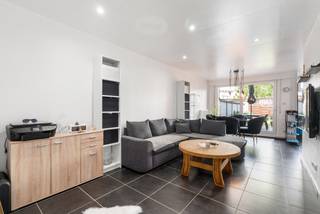 [[ DIT PAND NEEMT DEEL AAN DE ERA OPEN HUIZEN DAG OP 13/6 VAN 9:30 TOT 10:30 ]]
<p>Te koop: gelijkvloers appartement in Antwerpen, gelegen in de Letterkundestraat, nabij scholen, park en belangrijke invalswegen.<br /><br />Dit gesloten appartement biedt een comfortabele woonervaring met directe toegang tot een privatieve tuin, ideaal voor wie graag buitenruimte heeft zonder trappen. De centrale ligging zorgt voor een vlotte verbinding richting Antwerpen-centrum en omliggende gemeenten, met winkels en openbaar vervoer op wandelafstand. Dankzij de praktische indeling en de kleinschalige opzet van het gebouw (slechts 3 appartementen) geniet u van rust en privacy. Dit maakt het pand zowel geschikt voor eigen bewoning als voor investering.<br /><br />Belangrijkste ruimtes:<br />• Living met natuurlijke lichtinval en toegang tot de tuin<br />• Keuken met spoelbak, vaatwasser, keramische kookplaat, elektrische oven en dampkap<br />• Slaapkamer met ruimte voor een dubbel bed<br />• Badkamer met douche, toilet en enkelvoudige wastafel<br />• Berging met aansluiting voor wasmachine en droogkast, plus verwarmingsketel<br />• Tuin (40 m²) met terras<br /><br />Troeven:<br />• Gelijkvloers appartement met privatieve tuin<br />• Centrale ligging nabij winkels, openbaar vervoer en invalswegen<br />• Kleinschalig gebouw met slechts 3 appartementen<br /><br />Neem vandaag nog contact op met uw ERA-makelaar voor een bezoek.<br /><br />JOUW DROOMAPPARTEMENT. ZO GEVONDEN!</p>