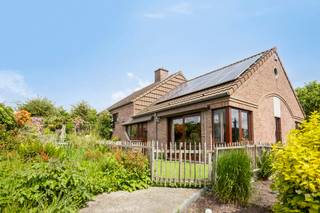 Deze mooie, instapklare woning in open bebouwing bevindt zich in Neervelp, een deelgemeente van Boutersem. De woning biedt heel aangename en heldere leefruimtes op het gelijkvloers, 3 kamers op de verdieping en volwaardige zolder- en kelderverdiepingen. De voortuin is aangelegd en de woning is omgeven door een mooie, naturelle tuin met moestuin, serre en tuinhuis. 

Omvattende:
Gelijkvloers: inkomhal, zit- en eetkamer, keuken en eetplaats, toiletruimte 
Eerste verdieping: nachthal, 3 slaapkamers, badkamer 
Zolderverdieping: 4 compartimenten
Kelderverdieping: wasruimte, bureau en technische ruimte, berging, garage
Oprit, terras en tuin: oprit, aangelegde tuin met terras en tuinhuis

Ligging: de woning bevindt zich in Vertrijk, een deelgemeente van Boutersem, en biedt een bijzonder gunstige bereikbaarheid. Bushaltes zijn vlakbij, de aansluiting met de E40 bevindt zich op 1 km en het station van Vertrijk is op 2,5 km.  

De beschikbaarheid van deze woning is onderling overeen te komen. 

Bekijkt u dit pand via één van onze aanverwante websites, dan verwijzen wij u graag door naar onze eigen website. https://www.itimmo.be/vertijksestraat-21-boutersem

