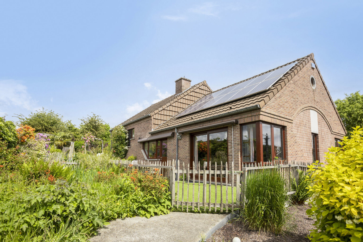 MOOIE WONING MET TUIN IN EEN RUSTIGE WIJK IN NEERVELP.   - foto 2