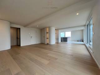 Dit uitzonderlijke hoekappartement aan het strand van Duinbergen werd recent volledig gerenoveerd en wordt ongemeubeld te huur aangeboden. Bij...