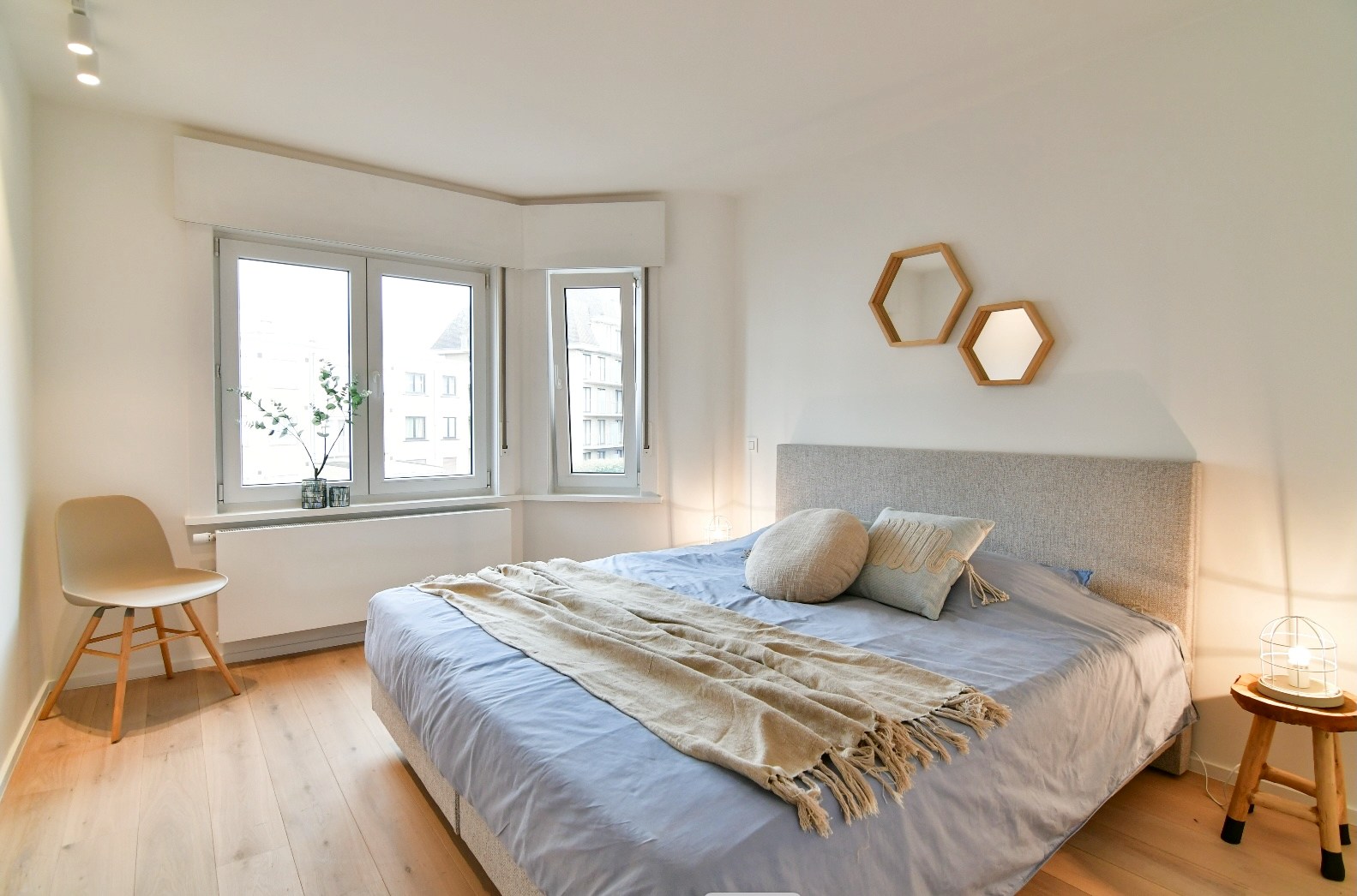 COMPLÈTEMENT RÉNOVÉ, APPARTEMENT LUMINEUX DE DEUX CHAMBRES (ORIENTÉ SUD-OUEST) À 75 MÈTRES DE LA PLAGE DE LA PANNE - INCLUANT UNE GRANDE CAVE PRIVATIVE - photo 5