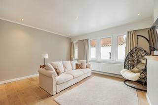<p><span>Wonen in de Hoogstraat, midden in het oude Antwerpen</span></p><p><span> </span></p><p><span>In de Hoogstraat zit je midden in het historische hart van de stad. Smalle straat, karaktervolle gevels, en altijd wel iets te zien als je buiten stapt. Hier woon je tussen de Schelde, Vrijdagsmarkt en de Grote Markt, met cafés, kleine winkels en terrasjes op wandelafstand.</span></p><p><span> </span></p><p><span>Het appartement is gelegen op de derde verdieping in een kleinschalig en zeer goed onderhouden gebouw.</span></p><p><span> </span></p><p><span>• Gelegen in de Hoogstraat, in het historisch centrum van Antwerpen</span></p><p><span>• Op wandelafstand van de Schelde, Grote Markt en tal van cafés en winkels</span></p><p><span>• Lichtrijke leefruimte met open keuken</span></p><p><span>• Balkon</span></p><p><span>• Apart toilet</span></p><p><span> </span></p><p><span>Boven kom je binnen in een praktische inkomhal met toegang naar de leefruimte aan de voorzijde van het appartement. De brede gevel geeft een ruim gevoel en zorgt voor veel lichtinval. De parketvloeren zorgen voor een huiselijk en warm gevoel. Via de hal loop je door naar de ingerichte en open keuken met toegang tot het balkon. De berging naast de keuken is voorzien van aansluiting voor wastoestel, droogkast en technieken.</span></p><p><span> </span></p><p><span>Achteraan ligt de slaapkamer. Rustig gelegen en groot genoeg voor een comfortabel bed en kastruimte. Daarnaast bevindt zich de moderne badkamer, voorzien van een douche en lavabomeubel. Het aparte toilet zorgt voor dat extra beetje comfort.</span></p><p><span> </span></p><p><span>De oppervlakte is logisch en nuttig ingericht, waardoor het geheel aangenaam aanvoelt. Ideaal voor wie graag centraal woont, maar thuis ook wat rust zoekt.</span></p><p><span> </span></p><p><span>Interesse? Maak je afspraak via www.sinjoor.be of 03 283 05 00.</span></p>