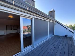 Ruim dakappartement met panoramisch zicht en zonnig terras op de volledige derde verdieping van een kleinschalig appartementsgebouw in het centrum van Tielt<br /><br />Indeling: <br />Hall, lichtrijke leefruimte met alle mogelijkheden voor het installeren van een zithoek, een eetplaats en burohoek en die uitgeeft op het ruime terras achteraan met open zicht. Er is een volledig ingerichte keuken (vaatwasser, oven, frigo, kookplaat, dubbele spoelbak...) met aansluitend een berging/wasplaats. De badkamer heeft een ligbad, toilet en een lavabomeubel. Verder beschikt het appartement over twee slaapkamers en een garage aan de achterkant van het gebouw.<br /><br />Het grote zuidgerichte terras is een absolute troef en vormt de ideale plek om te ontspannen en te genieten van de zon. <br /><br />Provisie gemeenschappelijke kosten 75€/maand<br /><br />Benieuwd? Contacteer ons voor een bezoek ter plaatse!<br />(eerste 2 foto's AI gegenereerd)