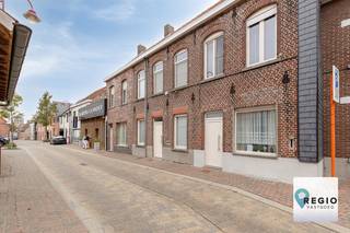 Op zoek naar een <strong>centraal gelegen, charmante woonst met verrassend veel ruimte</strong>?<br /> <br />Een thuis waar winkels, school, horeca en andere dagelijkse voorzieningen binnen handbereik liggen?<br />Tegelijk geniet je van een <strong>uiterst vlotte verbinding richting Aalter, Deinze en Gent</strong>, met de E40 op amper 10 minuten.<br />Bij voorkeur ook met een <strong>afgesloten garagebox vlak bij de woning</strong>, ideaal voor de wagen, fietsen, motor(en) of extra stockage?<br /><br /><strong>Deze vernieuwde woonst heeft het allemaal. Wie weet wordt dit binnenkort jouw nieuwe thuis.</strong><br /><br />Met een <strong>bewoonbare oppervlakte van ca. 176 m²</strong> biedt deze woning aanzienlijk meer ruimte dan je op het eerste zicht zou vermoeden.<br /><br /><strong>Op het gelijkvloers</strong> beschikt de woning over een ruime inkomhal met plaats voor fietsen of buggy’s, gevolgd door een lichtrijke leefruimte met aansluitend de vernieuwde keuken.<br />Ingesloten terras / buitenruimte met toegang tot extra berging en apart toilet eveneens bereikbaar via de buitenruimte. <br />In de gang zijn praktische ingemaakte kasten voorzien, evenals plaats en aansluitingen voor de wasmachine.<br />Biedt toegang tot de ruime kelder, opnieuw ideaal als extra bergruimte.<br /><br /><strong>Op de eerste verdieping</strong> bevindt zich aan de voorzijde een ruime slaapkamer die zich over de volledige breedte van de woning uitstrekt.<br />De grote ramen zorgen hier voor een aangename, lichte en luchtige woonbeleving.<br />Aan de achterzijde bevindt zich een tweede kamer, momenteel ingericht als tussenkamer, met aansluitend ruime overloop.<br />Deze ruimte leent zich uitstekend als dressing en staat rechtstreeks in contact met de vernieuwde badkamer.<br />De <strong>vernieuwde badkamer</strong> beschikt over een dubbele lavabo, inloopdouche en toilet.<br /><br /><strong>Aan ruimte geen gebrek.</strong><br />De volledige <strong>tweede verdieping </strong>werd ingericht als een zeer ruime extra kamer.<br />Ideaal als derde slaapkamer, ontspanningsruimte, hobbykamer, bureau voor thuiswerk of polyvalente ruimte.<br /><br />Dankzij de opeenvolgende leef-, woon- en praktische ruimtes kan deze woning zich dan ook vlot aanpassen aan ruime wensen en noden van de toekomstige bewoners. <br /><br />Achteraan geniet je van een <strong>aangenaam en ingesloten terras</strong>, rechtstreeks verbonden met extra bergruimte en het gelijkvloers toilet.<br /><br /><strong>Extra troef: afgesloten garagebox</strong><br />Een bijzonder pluspunt is de <strong>afgesloten garagebox op slechts ca. 50 meter van de woning</strong>.<br />De garagebox is <strong>inbegrepen in de huurprijs</strong> en biedt een veilige en praktische oplossing voor het stallen van de wagen, fietsen, motor(en) of het bewaren van extra materiaal.<br /><br /><strong>Huurprijs: € 980 per maand, inclusief afgesloten garagebox.</strong><br />Huurwaarborg: drie maanden huur.<br /><strong>Interesse?</strong> Bevestig uw interesse per mail.<br />Wij nemen vervolgens contact voor alle verdere informatie en de bezoekmogelijkheden.<br /><br />