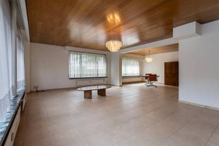 Bent u op zoek naar een ruim gelijkvloers appartement van 142m² met 2 slaapkamers (zonder buitenruimte)? Of naar een praktijk (mits bestemmingswijziging)? Met de mogelijkheid om een garagebox of staanplaats mee aan te kopen? Dan stellen wij deze unieke kans aan u voor! <br /><br />Indeling:<br />U komt binnen in de inkomhal met aan de rechterzijde een apart gastentoilet en een vestiaire, aan de linkerzijde is er een grote berging (5m²) en een kleine berging. Verder is er de grote woonkamer (57m²) met veel lichtinval doordat er overal ramen aanwezig zijn. De woonkamer heeft nog een deur die toegang geeft naar de staanplaatsen achteraan. Aanpalend aan de woonkamer is er de eerste slaapkamer van 14m². Verder is er aan de andere zijde de keuken (7m²), een apart toilet, de tweede slaapkamer inclusief dressing (20,5m²) en badkamer (8m²). De keuken is voorzien van een dubbele spoelbak, oven, kookplaat en dampkap. De badkamer heeft een ligbad met douchefunctie, bidet en enkele lavabo.<br /><br />Mogelijkheid tot aankoop van een autostaanplaats aan € 15.000 of een garagebox aan € 25.000, beiden exclusief van de vraagprijs.<br /><br />Ligging<br />Het appartement is zeer gunstig gelegen vlakbij tal van horecazaken, winkels en scholen. Aan de overkant is er een grote speeltuin en de fietsostrade die u op enkele ogenblikken naar het centrum van Antwerpen brengt. Op enkele minuten van de snelweg en op enkele meters van het openbaar vervoer. Kortom een uiterst centrale ligging.<br /><br />Pluspunten<br />-Overal rolluiken (manueel en elektrisch)<br />-Ideaal als praktijk of kantoor<br />-Grote bewoonbare oppervlakte (142m²)<br />-Mogelijkheid tot aankoop garagebox of autostaanplaats<br />- Gunstige ligging<br /><br />Voor meer informatie of een bezichtiging kan u One vastgoed steeds bereiken op volgend nummer 03 360 85 30.