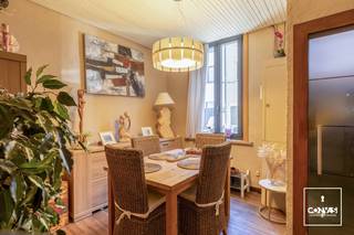 Deze<strong> gezellige stadswoning</strong> in de Haverstraat is een interessante plek voor wie graag in Gent woont en op zoek is naar een woning met een <strong>praktische indeling</strong> en een eigen buitenruimte.<br />Op het gelijkvloers bevinden zich de leefruimte, keuken en badkamer. Achteraan sluit de woning aan op een aangename, <strong>westgerichte stadskoer</strong>. Een compacte buitenplek waar je op zonnige dagen heerlijk kan genieten van een aperitief of een momentje rust. De eerste verdieping omvat <strong>twee slaapkamers</strong>. Op de tweede verdieping bevinden zich <strong>nog twee slaapkamers</strong>. Daarnaast is er een <strong>zolder </strong>die extra bergruimte biedt.<br />De woning heeft hierdoor<strong> verschillende mogelijkheden</strong>. De vier slaapkamers kunnen bijvoorbeeld gebruikt worden als slaapkamers, maar bieden ook ruimte voor een bureau, hobbykamer of dressing, afhankelijk van je persoonlijke noden.<br /><br />Ook de <strong>ligging</strong> is een belangrijke troef. Je woont hier in een rustige straat, terwijl je tegelijk op korte afstand van het centrum van Gent zit. Winkels, scholen, openbaar vervoer en dagelijkse voorzieningen bevinden zich in de nabije omgeving. <br /><br />Wenst u graag een bezoek in te plannen? Contacteer Laura via <strong>0492 07 26 62</strong> of <strong>laura@convas.be</strong>