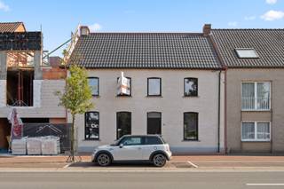 In het hartje van Herselt staat deze prachtige rijwoning die helemaal vernieuwd werd en klaar is om in te trekken. Dankzij de centrale ligging hebt u alles – winkels, scholen en openbaar vervoer – op wandelafstand.<br /><br />Op het gelijkvloers vindt u een inkomhal, een gezellige woonkamer met eetruimte en een moderne, volledig uitgeruste keuken. Achteraan is er ook een praktische technische ruimte/berging en een gastentoilet.<br />De eerste verdieping telt drie mooie slaapkamers en een frisse badkamer met dubbele lavabo, douche en toilet.<br />De woning werd gerenoveerd met duurzame en hedendaagse materialen, ze is reeds voorzien van de nodige verlichtingsarmaturen alsook raamdecoratie.<br /><br />Buiten beschikt de woning over een ruime tuin die u nog volledig naar eigen smaak kunt inrichten.<br />Extra pluspunt: 2 parkeerplaatsen inbegrepen!<br /><br />Kortom: een instapklare woning met alle comfort, ideaal voor wie centraal en toch rustig wil wonen.<br /><br />Ontdek deze woning reeds via onze foto's en de virtuele tour.<br />Ga hiervoor naar www.dplusvastgoed.be en klik op de detailpagina van de woning.<br /><br />Voor een bezoek of meer info BEL: 0475 59 90 00 of mail naar Yves@dplusvastgoed.be<br /><br />