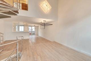 Deze prachtige duplex in de Naamsestraat, gelegen in een prestigieuze wijk, combineert modern comfort met elegantie. Het appartement beschikt over een inkomhal met vestiaire en apart toilet, twee ruime slaapkamers met en-suite badkamers, een lichtrijke leefruimte met volledig uitgeruste open keuken (Miele), eetkamer en meerdere terrassen en balkons. Kelder inbegrepen. Ruime parkeerplaats in het gebouw voor €45.000. Elektriciteit conform en vrij bij akte. Hoogwaardige afwerking, uitstekende ligging en uitzonderlijke lichtinval maken dit een absolute topper. Zeker een bezoek waard!