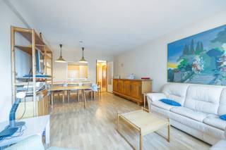 - Twee volwaardige slaapkamers<br />- Hoger verdiep<br />- Lateraal zeezicht<br />- Zongericht <br /><br /><br />In het hart van Oostende bieden we dit aangename appartement aan, gelegen op een hoger verdiep (7de) met prachtig lateraal zeezicht. Dankzij de centrale ligging geniet je van een vlotte bereikbaarheid, mooie winkelstraten en alle troeven die een kwaliteitsvolle badstad te bieden heeft.<br />Perfect als tweede verblijf, vakantiewoning of investering met mooi verhuurpotentieel<br /><br />Dit appartement combineert een mooie oppervlakte met een toplocatie in Oostende, waardoor het een kans is die je niet wil missen! <br /><br />indeling: inkom, lichtrijke woonkamer met raampartijen tot op de grond, balkon met fantastisch lateraal zeezicht, ingerichte keuken, afzonderlijk toilet, badkamer voorzien van ligbad, bidet en wastafel, twee volwaardige slaapkamers, terras achteraan. Privatieve kelderberging inbegrepen. <br /><br />EPC: 128/kWh - elektriciteit conform gekeurd <br /><br />Contacteer ons voor meer informatie of een bezichtiging ter plaatse via Immo De Beus 059 510 300. <br />