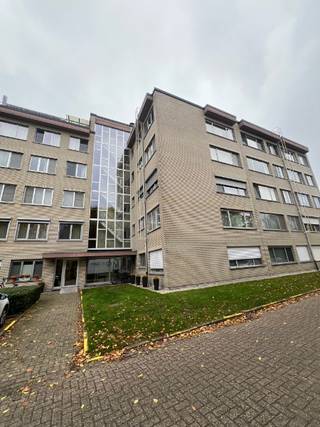 RUIM AANGENAAM MOOI APPARTEMENT MET TOP LIGGINGrustige ligging vlak in het centrum hall, vestiairekast, aparte w.c.  zeer ruime living met zicht op...