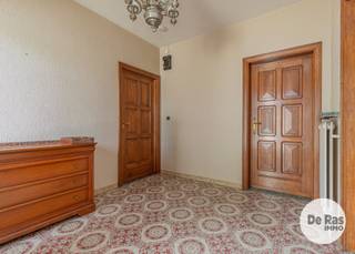 EERSTE BEZOEKDAG WOENSDAG 19/08 VAN 17U TOT 20U OF DONDERDAG 20/08 VAN 17U TOT 20U (enkel op afspraak!)<br /><br />HERZELE - Deze op te frissen bungalow met 3 slaapkamers vindt u in een rustige verkaveling nabij het centrum van Herzele. De ligging van dit pand is bijzonder aantrekkelijk met scholen, winkels en horecazaken in de directe omgeving. Daarnaast geniet deze woning van een heel goede bereikbaarheid door de nabijheid van het openbaar vervoer, het station, belangrijke invalswegen en de E40.<br /><br />Naar indeling toe bevindt zich in de woning een inkomhal met gastentoilet, een ruime, lichtrijke leefruimte, een keuken, een bijkeuken en een inpandige garage. Verder is er ook nog de nachthal, 3 slaapkamers en een badkamer. De woning beschikt ook nog over een hele ruime zolder die nog veel mogelijkheden kan bieden.<br /><br />De leuke tuin is een extra troef!<br /><br />Naar comfort toe is de woning voorzien van dubbele beglazing (hout), centrale verwarming op stookolie, 8cm plafondisolatie,...<br /><br />Kortom, bent u op zoek naar een op te frissen bungalow met 3 slaapkamers, garage en een leuke tuin? Aarzel dan niet en maak snel een afspraak! Voor meer info en bezoek 053/60.65.60.