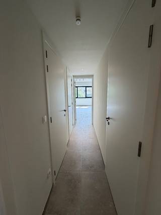 Ligging: <br />Dit nieuwbouw appartement is nabij het centrum gelegen. Hierdoor zijn alle faciliteiten op korte afstand terug te vinden (scholen, winkels, openbaar vervoer). <br /><br />Beschrijving: <br />Het appartement gelegen op de eerste verdieping, bestaat uit: <br />- Inkomhal met een apart toilet.<br />- Ruime leefruimte<br />- Open keuken, volledig uitgerust met alle toestellen<br />- Badkamer met lavabo, badkamermeubel en douche<br />- 3 slaapkamers<br />- Berging <br />- Terras<br />- Gemeenschappelijke buitenberging<br />- Verwarming en koeling via Klimaatplafonds<br /><br />Extra: <br />- Onmiddellijk beschikbaar!<br />- De huurprijs bedraagt 1150 euro/maand<br />- Gunstig EPC-Label A<br /><br />Uitsluitend via onze website www.vastengoed.be kan u een bezichtiging inplannen op de vooropgestelde bezoekmomenten. Voor andere vragen kan u het kantoor bereiken op het nummer 014 72 73 74