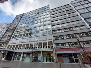 <p>Lumineus kantoor gelegen in het Diamantkwartier nabij Centraal-Station en Stadspark. Ruim kantoor, gelegen op de 6de verdieping aan de voorgevel. Oppervlakte: ca. 83m². Indeling : Inkomhal met veiligheidsdeur en wachtruimte, secretariaat met kitchenette in de ingemaakte kasten, twee burelen met ramen en safe room. Extra: Veel ingemaakte kasten, vloer overal op vernieuwd laminaat veel daglicht! Airco in elk bureel (warm + koud), security aan inkomhal. EPC – Label A. Zeker een bezoekje waard. Contacteer ons nu voor meer info en/of bezichtiging.</p>