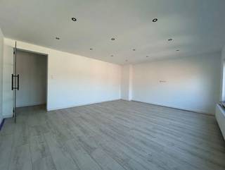 <p>Vous recherchez un appartement prêt à emménager au style moderne ? Alors cet appartement magnifiquement rénové vaut vraiment le détour !</p><p>Dès votre arrivée, vous êtes accueilli dans un hall d’entrée spacieux qui donne accès aux différentes pièces. Le salon lumineux offre suffisamment d’espace pour aménager un coin salon confortable et un coin repas. Grâce aux grandes baies vitrées, vous bénéficiez ici d’une abondance de lumière naturelle.</p><p>La cuisine entièrement rénovée est équipée d'appareils électroménagers encastrés modernes, notamment d'un four, d'un micro-ondes, d'une plaque de cuisson et d'une hotte aspirante. L'appartement dispose également de deux chambres spacieuses, dont l'une est équipée d'un lit.</p><p>La salle de bains élégante est équipée d’une grande douche à l’italienne, d’un meuble-lavabo moderne et d’un radiateur sèche-serviettes. Il y a également des toilettes séparées pour les invités.</p><p>L'appartement a été aménagé avec le souci du détail et dispose de matériaux modernes, de sols faciles d'entretien et d'un éclairage encastré.</p><p>Cet appartement vous intéresse ? Prenez vite rendez-vous via verhuur@connect-immo.be et découvrez par vous-même les atouts de ce bien !<br />Disponible immédiatement ! <br />Prix : 1 250 EUR + 40 EUR de charges communes + charges privatives </p>