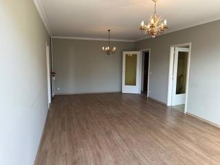 Dit recent gerenoveerde appartement bevindt zich vlakbij een park, openbaar vervoer, winkels, scholen...in het bruisende Merksem. We betreden...