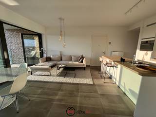 Ontdek dit prachtig nieuwbouwappartement gelegen in de bruisende Elfde-Liniestraat te Hasselt.<br />Het appartement bevindt zich op een centrale locatie, waardoor alle voorzieningen binnen handbereik zijn. Het is de perfecte woonplek voor wie modern comfort en een uitstekende ligging waardeert.<br /><br /><em><strong>Indeling van het appartement</strong></em>
<ul>
<li>Woonkamer: Ruime en lichtrijke woonkamer met grote ramen die voor veel natuurlijk licht zorgen.</li>
<li>Open keuken: Volledig uitgeruste, moderne keuken, voorzien van de nieuwste apparatuur. Ideaal voor wie houdt van koken in een open, gezellige ruimte.</li>
<li>Slaapkamers: Twee comfortabele slaapkamers met voldoende ruimte voor kasten en een bed.</li>
<li>Badkamer: Stijlvolle badkamer met inloopdouche en wastafel.</li>
<li>Berging: Praktische berging met aansluiting voor wasmachine en extra opbergruimte.</li>
<li>Toilet: Apart gastentoilet.</li>
<li>Terras: Ontspan in het zonnetje of geniet van een glaasje op je terras.</li>
<li>Parkeerplaats: Inclusief eigen parkeerplaats voor uw wagen.</li>
<li>Kelderberging: Extra bergruimte in de kelder, ideaal voor fietsen of andere spullen.</li>
</ul>
<br /><em><strong>Ligging</strong></em><br />Dit appartement bevindt zich op een uiterst centrale locatie in Hasselt.<br />Winkels, restaurants, openbaar vervoer en parken zijn allemaal op wandelafstand te bereiken.<br />Dankzij de gunstige ligging ben je bovendien snel op de grote invalswegen.<br /><br /><br /><em><strong>Huurvoorwaarden</strong></em>
<ul>
<li>Onmiddelijk beschikbaar. </li>
<li>Huurprijs: 1100€ + 90€ gemeenschappelijke kosten.</li>
</ul>
<br />Ben je op zoek naar een stijlvol en centraal gelegen appartement in Hasselt?<br />Neem dan snel contact op voor meer informatie of om een bezichtiging in te plannen !