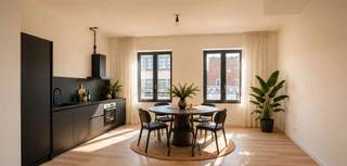 <h2>Duplex met stadse vibe en terras in hartje Antwerpen.</h2><p>Sommige appartementen voelen meteen juist aan. Deze duplex in de Breydelstraat is er zo eentje: twee niveaus, veel licht en een indeling die nét wat meer karakter heeft dan het klassieke appartement.</p><p>Met bijna 80 m² bruto woonoppervlakte speelt de woning haar ruimte slim uit. Het leefniveau bovenaan is open en aangenaam, met keuken, eetruimte en zithoek die mooi in elkaar overvloeien. Grote ramen trekken het daglicht naar binnen en het terras van 6,85 m² sluit rechtstreeks aan op de leefruimte. Een fijne plek voor koffie in de ochtend of om na een drukke dag even buiten te zitten.</p><p>Een niveau lager liggen de twee slaapkamers en sanitaire ruimtes. Daardoor ontstaat er een duidelijke scheiding tussen leven en slapen, iets wat deze duplex bijzonder prettig maakt in dagelijks gebruik.</p><p>Ook technisch zit het goed: EPC-label B, conforme elektriciteit en dubbele beglazing.</p><p>En dan de ligging. De Breydelstraat zet je midden in Antwerpen, op wandelafstand van Antwerpen-Centraal, de Keyserlei, de Diamantwijk en de Meir. Trein, tram, winkels, horeca en de rest van de stad liggen letterlijk om de hoek.</p><p>Een stadse duplex met een sterk plan, twee volwaardige niveaus en een eigen terras. Compact genoeg om makkelijk te wonen, ruim genoeg om echt thuis te komen.</p><p><br /> </p>