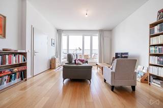 <p><strong><span>Informatie &amp; bezoeken: 02 315 51 71</span></strong></p>
<p><span>We Invest presenteert dit prachtige duplexappartement van hoogstaande kwaliteit, gelegen aan de </span><strong><span>Parlementsstraat 3 in Brussel</span></strong><span>, in het hart van de prestigieuze Europese wijk.</span></p>
<p><span>Dit nieuwe appartement bevindt zich op de </span><strong><span>5e en 6e verdieping</span></strong><span> van een modern gebouw met lift en biedt ruime leefruimtes en hoogwaardige afwerkingen. Het beschikt over een lichtrijke </span><strong><span>leefruimte van 45 m²</span></strong><span> met directe toegang tot een terras van meer dan </span><strong><span>30 m²</span></strong><span>, evenals een volledig uitgeruste open keuken met bergruimte.</span></p>
<p><span>Op de benedenverdieping bevinden zich </span><strong><span>3 slaapkamers van 20 m², 15 m² en 12 m²</span></strong><span>, een badkamer met jacuzzi, een douchekamer, twee aparte toiletten, een vestiaire en een wasruimte. Twee bijkomende terrassen vervolledigen het geheel en bieden een prachtig uitzicht over Brussel.</span></p>
<p><span>Voor uw comfort en veiligheid beschikt het appartement onder meer over veiligheidsdeuren, een codeslot, videofoons en parlofoons.</span></p>
<p><strong><span>Twee verplichte parkeerplaatsen zijn beschikbaar aan €20.000 per plaats.</span></strong></p>
<p><span>De uitzonderlijke ligging in het hart van de Europese wijk biedt een vlotte toegang tot het Europees Parlement, de Europese Commissie, de Europese Raad en talrijke instellingen, ambassades en internationale organisaties. Ook het openbaar vervoer is uitstekend bereikbaar, met onder meer het station Brussel-Luxemburg, metro, tram en bus in de nabije omgeving.</span></p>
<p><span>Daarnaast geniet u van de nabijheid van het </span><strong><span>Leopoldpark en het Jubelpark</span></strong><span>, evenals van talrijke winkels, restaurants, bars, scholen en kinderdagverblijven.</span></p>
<p><span>Een uitzonderlijk appartement dat ruimte, comfort, terrassen en een topligging in het hart van de Europese wijk combineert.</span></p>
<p><strong><span>Te bezoeken zonder uitstel!</span></strong></p>