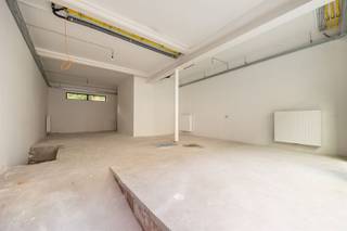 <p><span> </span></p><p><span>Ruim handels gelijkvloers van ca 81m² in opkomende buurt, ruime kelder van ca 52m², aparte wc en douche</span></p><p><span>Op zoek naar een plek voor je nieuwe zaak; kantoor, praktijk of atelier? In dit ruime handels gelijkvloers aan de Lange Slachterijstraat heb je een mooie oppervlakte van 81m² én de vrijheid om alles naar eigen smaak en noden in te richten. Met z'n casco-afwerking bepaal jij het concept, de look én de indeling. Inclusief aparte douche, wc en een extra kelderverdieping met diverse mogelijkheden.</span></p><p><span> </span></p><p><span>Vrijheid, ruimte &amp; bereikbaarheid</span></p><p><span>Dit gelijkvloers is ideaal voor wie een project op maat zoekt, op een locatie die toekomstpotentieel uitstraalt. De Lange Slachterijstraat ligt in een wijk in volle ontwikkeling, vlakbij Park Spoor Noord en met een vlotte verbinding richting centrum, Ring en invalswegen in elke windrichting. Om de hoek vind je alle grote supermarkten en horeca die je maar wenst.</span></p><p><span> </span></p><p><span>Slachthuissite</span></p><p><span>Denk: </span><span>pleinen en parken die verbonden worden met elkaar maar ook met de ruimere omgeving en de buurt een groen en publiek karakter geven.</span><span> <span>https://www.antwerpenmorgen.be/nl/projecten/slachthuissite-noordschippersdok-lobroekdok/over</span></span></p><p><span> </span></p><p><span> </span></p><p><span> </span></p><p><span> </span></p><p><span> </span></p><p><span> </span></p>