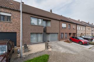 <br />Welkom in deze ruime rijwoning die doorheen de jaren smaakvol werd opgefrist. Via de inkomhal kom je via een elegante smeedijzeren deur naar de lichtrijke leefruimte met plaats voor zit- en eethoek. Aansluitend bevindt zich de volledig uitgeruste keuken, met ernaast een praktische berging en de inpandige garage met rechtstreekse toegang tot de woning.<br /><br />Op de eerste verdieping vindt u een aangename bureauruimte, ideaal voor thuiswerk. Verder zijn er drie volwaardige slaapkamers en een ruime badkamer met aansluitend een wasruimte – handig en ordelijk.<br /><br />Buiten geniet u van een onderhoudsvriendelijke buitenruimte met gunstige oriëntatie en de nodige privacy, perfect om onbezorgd te ontspannen.<br /><br />Extra troef: wie meer woonruimte wenst, kan de zolder vlot bij het woonvolume betrekken door de berging op te offeren voor een vaste trap.<br /><br />Bovenvermelde prijs is een richtprijs.