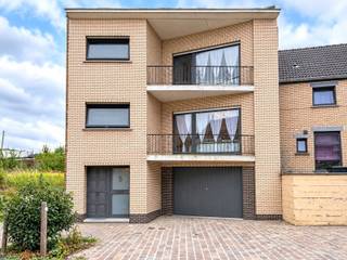 Ontdek deze karaktervolle en goed onderhouden bel-etagewoning, rustig gelegen in een residentiële woonstraat nabij het centrum van Denderleeuw. Met maar liefst 252 m² bebouwde oppervlakte biedt deze gezinswoning veel ruimte. De lichtrijke leefruimte van 45 m² sluit aan op de ingerichte keuken. Beide ruimtes kijken uit op de volledig betegelde tuin en bieden er rechtstreeks toegang toe. Op de eerste verdieping bevinden zich ook een aparte bureauruimte, ideaal om van thuis uit te werken, en een gastentoilet. De tweede verdieping omvat drie ruime slaapkamers, een nachthal met apart toilet en een vernieuwde badkamer met moderne inloopdouche. Op het gelijkvloers vindt u een inpandige garage van 37 m² en een aparte wasplaats. Dankzij de verzorgde staat, de ruime indeling en de residentiële ligging nabij het centrum is deze woning ideaal voor wie op zoek is naar een ruime gezinswoning met een vlotte bereikbaarheid. Dichtbij belangrijke verbindingswegen richting Brussel-Gent-Aalst. Op wandelafstand van openbaar vervoer (treinstation Denderleeuw), winkels, scholen en dienstencentra. Interesse? Vraag nu meer informatie of plan uw bezoek 054/69.68.67.