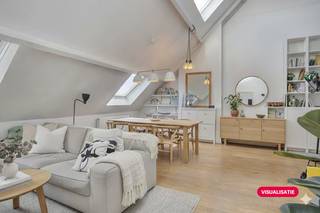 Dit éénslaapkamerappartement van ca 50 m² te koop is gelegen te Antwerpen Zuid, een bruisende buurt met tal van restaurants, cafés en winkels in de buurt. Het bevindt zich in een zijstraat van de Marnixplaats, vlakbij de Volkstraat en de Nationalestraat, deze straat verbindt het hippe Zuid met de Groenplaats, met andere woorden een werkelijke toplocatie.De bereikbaarheid van en naar Antwerpen wordt eveneens gegarandeerd door de nabijheid van de vernieuwde Scheldekaaien en het openbaar vervoer.Indeling: - leefruimte met veel lichtinval en hoge plafonds - keuken beschikt over alle nodige toestellen - slaapkamer op de mezzanine, via de trap - badkamer met douche, toilet en lavabo. Troeven: - toplocatie - kelder - kleinschalig gebouw. Het appartement wordt te koop aangeboden voor een prijs van €235.000 euro. Deze AI-visualisaties zijn bedoeld als inspiratie. Er werd geen rekening gehouden met technische specificaties, stedenbouwkundige voorschriften of de concrete mogelijkheden tot realisatie.Bent u geïnteresseerd in een appartement of woning te koop in Antwerpen? Aarzel dan niet om ons te contacteren. Had u graag uw eigen eigendom te koop aangeboden contacteer ons dan voor een vrijblijvende schatting, telefonisch op het nummer 03/206.76.76 of per mail naar antwerpen@dewaele.com. Ook voor alle andere vragen omtrent vastgoed kan u steeds bij ons kantoor in Antwerpen terecht!