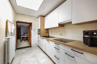 Ontdek deze ruime woning in het gezellige Wiekevorst. Op het gelijkvloers bevinden zich de inkomhal, het gastentoilet, de grote leefruimte en de...